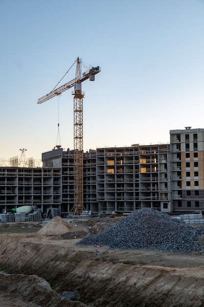 Guindaste de torre no local da construção