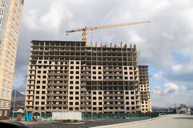 Guindaste e canteiro de obras contra o céu azul