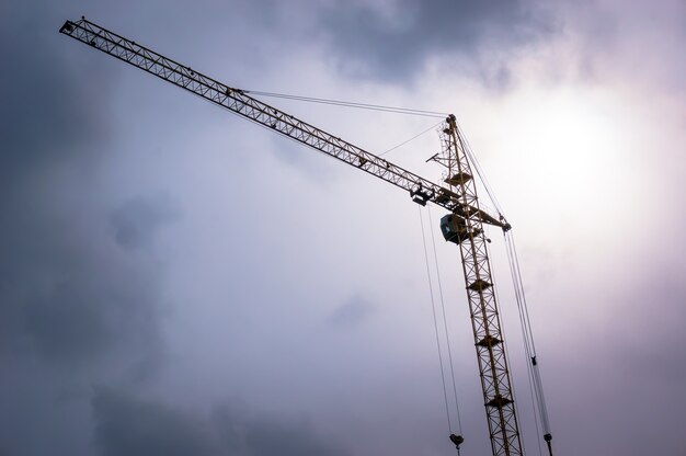 Guindaste e canteiro de obras. Efeito vintage processado imagem filtrada.