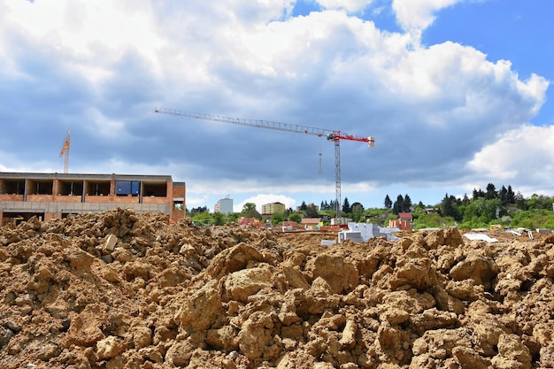 Guindaste e construção de novos edifícios Um belo pano de fundo para a indústria da construção