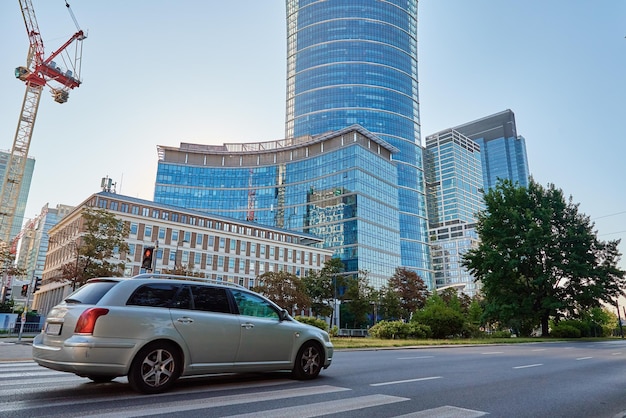 Guindaste highrise constrói arranha-céus no centro administrativo de Varsóvia cidade de Varsóvia tráfego de rua busin