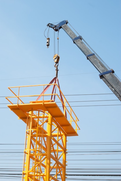 Foto guindaste móvel no canteiro de obras