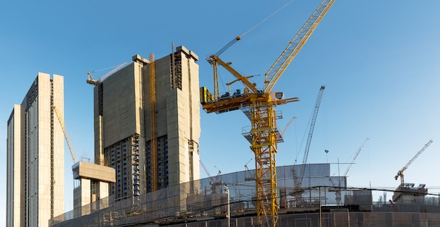 Guindaste no canteiro de obras