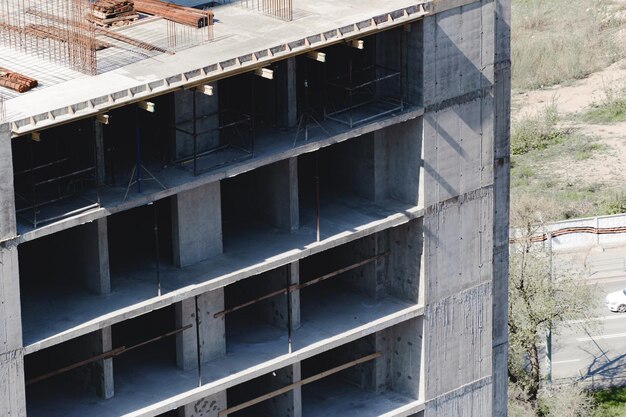 Foto guindaste no local de construção panorama da cidade edifício inacabado edifício em construção panorama