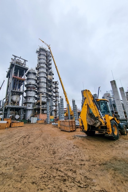 Guindaste no trabalho Trator Construção de uma nova fábrica em uma refinaria de petróleo na Rússia