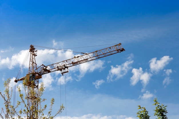 Guindastes de construção altos contra o céu azul