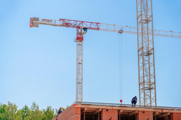 Guindastes de construção em um fundo de céu azul