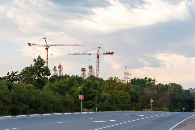 Guindastes de construção no horizonte