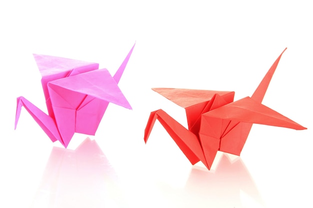 Guindastes de origami isolados em branco