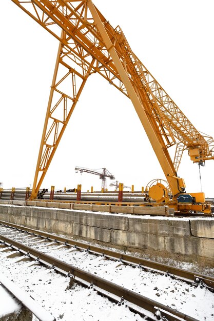 Foto guindastes de pórtico sobre ferrovia em armazém ao ar livre