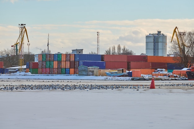 Guindastes de porto maciço no porto. Guindastes portuários para cargas pesadas, pátio de contêineres de carga, terminal de navios porta-contêineres. Negócios e comércio, logística