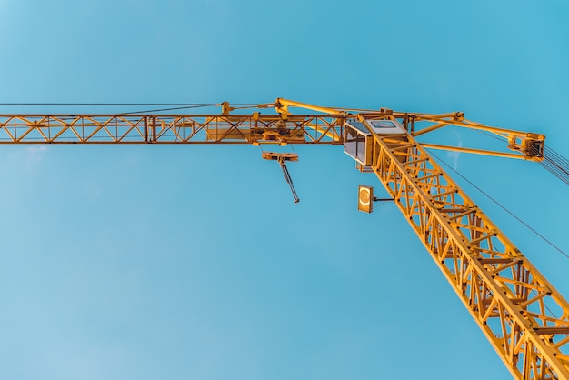 Guindastes de torre em um canteiro de obras