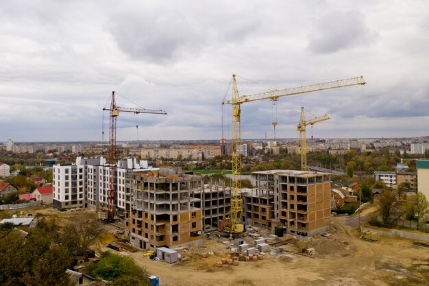 Guindastes de torre em uma construção.