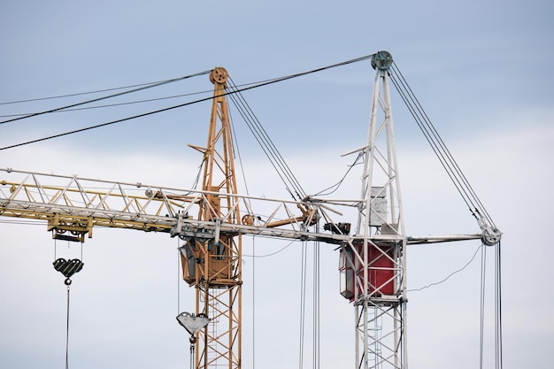 Guindastes de torre no canteiro de obras de prédios residenciais altos Desenvolvimento imobiliário