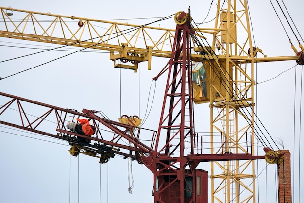 Guindastes de torre no canteiro de obras de prédios residenciais altos Desenvolvimento imobiliário