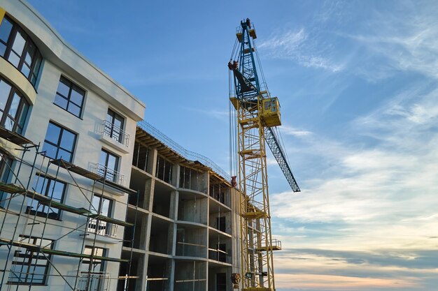 Guindastes de torre no canteiro de obras de prédios residenciais altos Desenvolvimento imobiliário