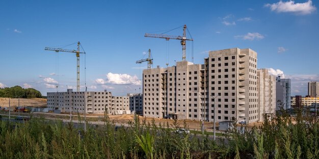 Foto guindastes de torre no canteiro de obras que fornecem moradia para cidadãos de baixa renda de países do terceiro mundo