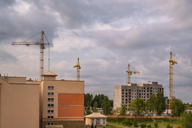 Foto guindastes de torre no canteiro de obras que fornecem moradia para cidadãos de baixa renda de países do terceiro mundo