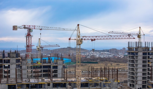 Guindastes e construção com céu azul