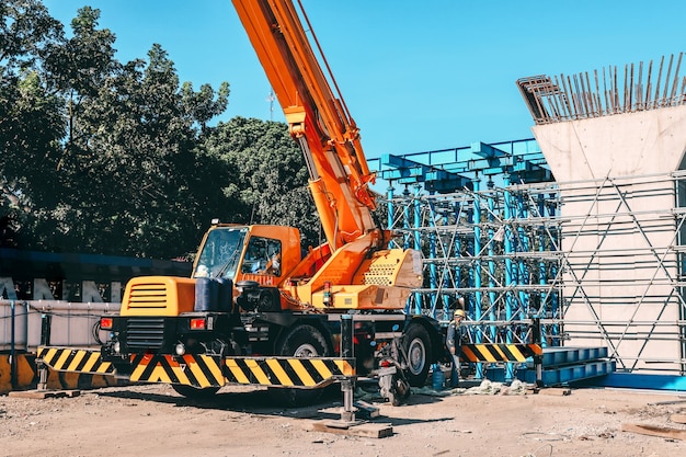 Guindastes em mega canteiro de obras