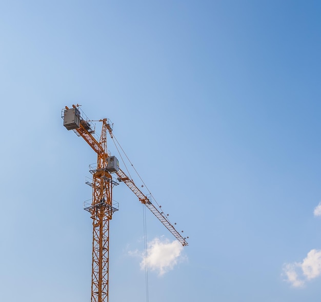 Guindastes em um canteiro de obras