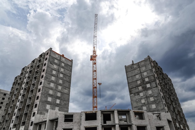 Guindastes industriais e canteiro de obras