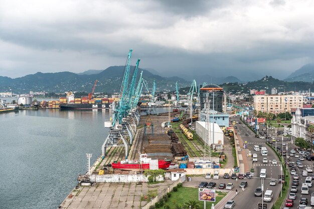 Foto guindastes industriais no porto marítimo de batumi, geórgia