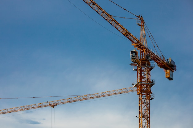 Guindastes trabalhando em um canteiro de obras