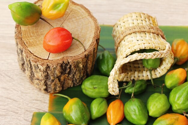 guindillas para cocinar en el fondo de madera