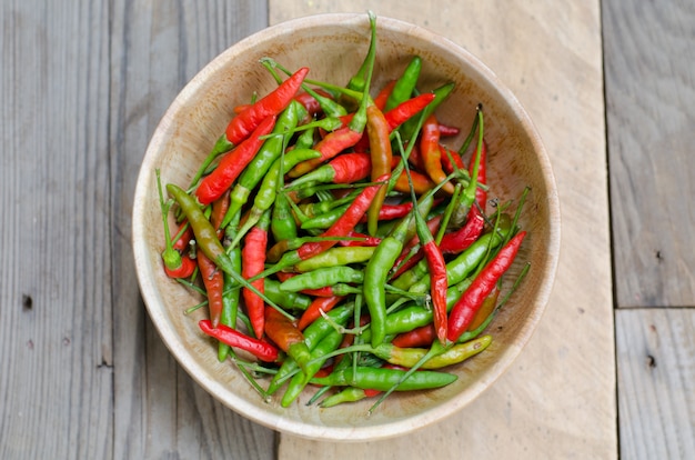 Guiné-pimenta em tigela de madeira