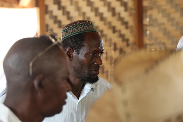 Foto guinea conakry 23 de enero de 2018 anciano africano viejo rostro africano de un hombre