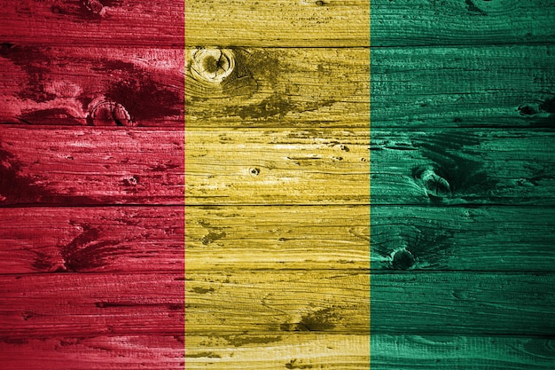 Guinea-Flagge auf Holzbohlen Hintergrund Holzfahne