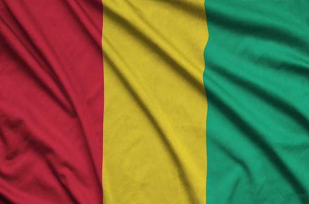Guinea Flagge mit vielen Falten.