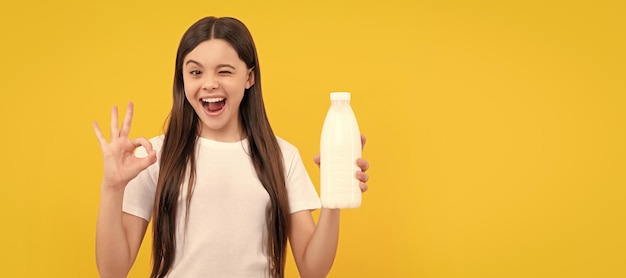 Guiño niño sostenga producto de bebidas lácteas jovencita va a beber leche cartel horizontal