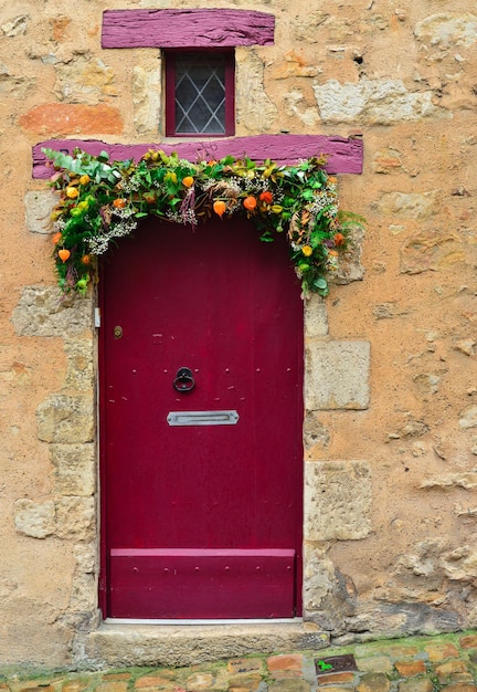 Guirlanda artesanal em uma porta vintage vermelha