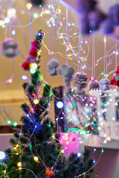 Guirlanda de árvores de natal e decorações em uma das muitas barracas do mercado de natal em vilnius.