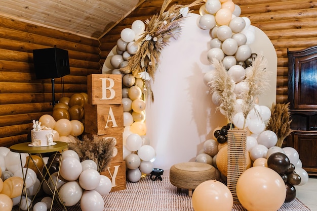 Guirlanda de balões de decorações de aniversário e decoração para festa de bebê em um fundo de parede conceito de batismo de celebração texto de bebê bolo na moda