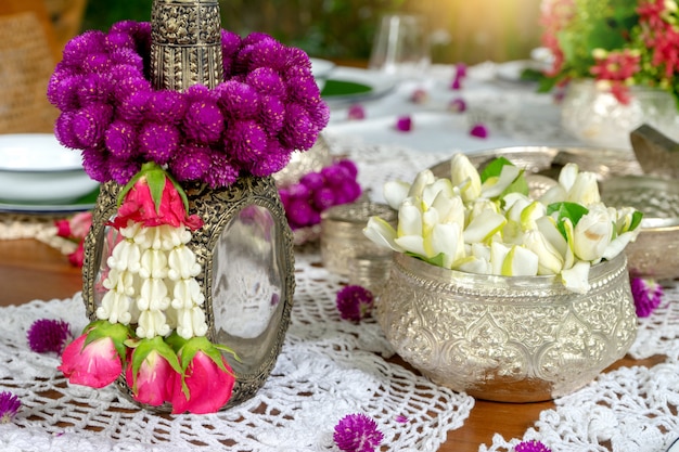 Foto guirlanda de mercadorias de prata de decoração de mesa de comida tailandesa