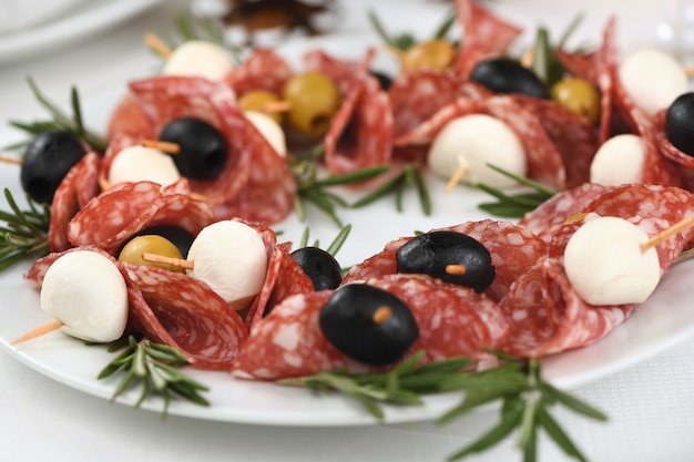 Guirlanda de Natal - antipasto. Canapés de salame com azeitonas, mozzarella baby.