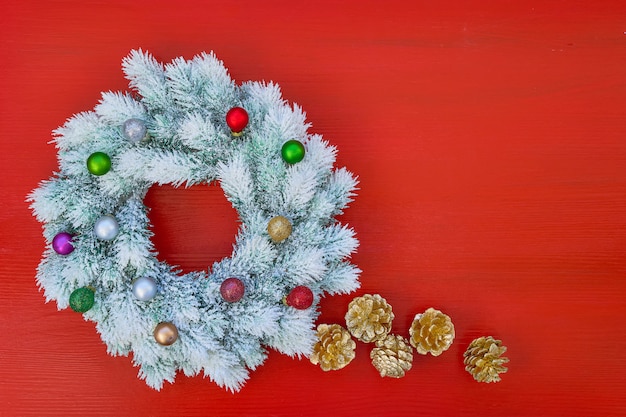 Guirlanda de Natal branco com enfeites de Natal em fundo vermelho. Vista do topo,