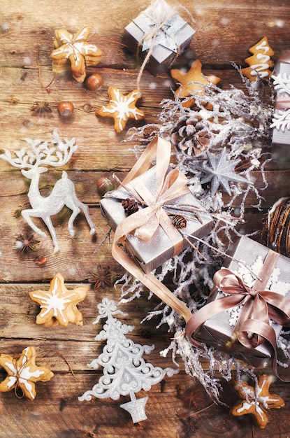 Guirlanda de Natal com biscoitos de gengibre, estrelas de prata