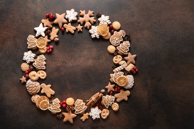 Guirlanda de Natal com biscoitos variados, canela, anis, bagas, laranja, chips, ramos de abeto