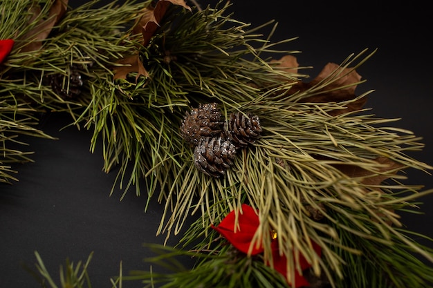 Guirlanda de Natal com cones e um laço