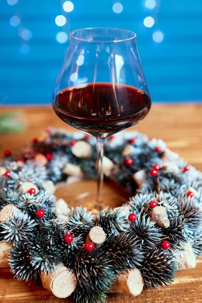 Guirlanda de natal com decoração e champanhe em copo de vinho