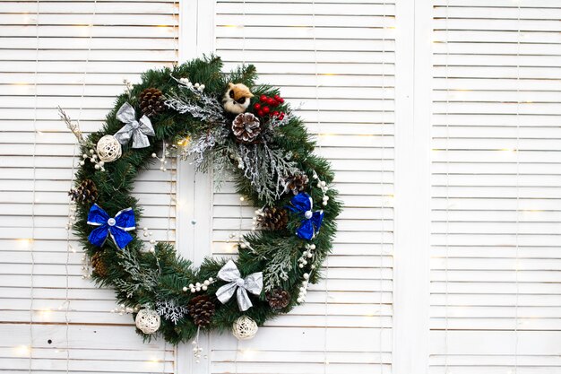 Foto guirlanda de natal de galhos de natal e brinquedos decorativos em um branco