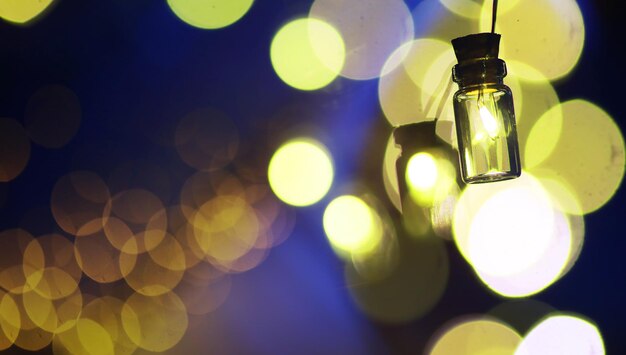 Guirlanda de Natal de garrafas de vidro, potes com uma planta dentro. Conceito de ano novo e Natal. Uma guirlanda de lâmpadas com uma bela luz e bokeh
