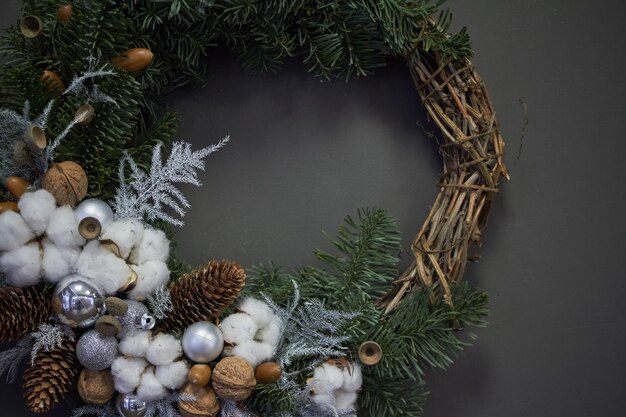 Guirlanda de Natal de videiras decoradas com galhos de pinheiro, bolas de Natal e materiais naturais,