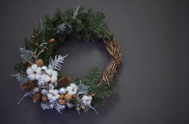 Guirlanda de Natal de videiras decoradas com galhos de pinheiro, bolas de Natal e materiais naturais,