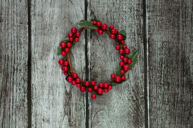 Guirlanda de Natal decorada com frutas vermelhas