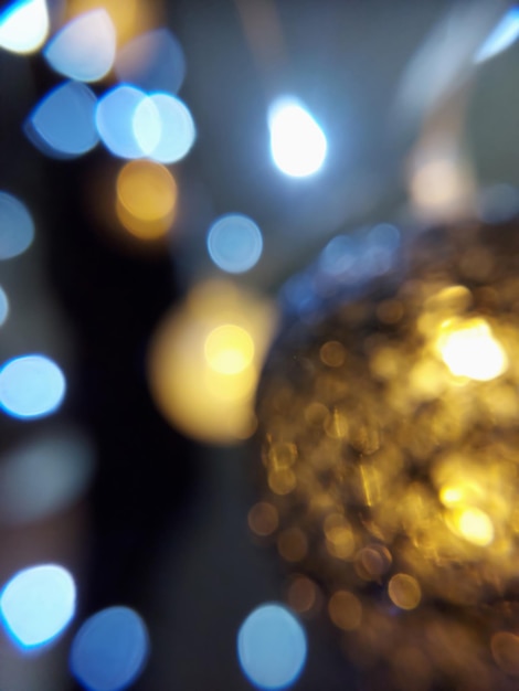 Guirlanda de Natal desfocada no escuro e com luzes de bokeh Presente cartão postal atmosfera de Ano Novo